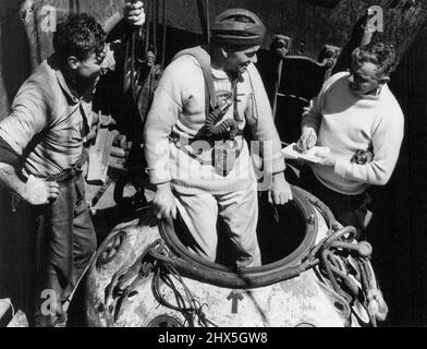 'Niagara' - Auch Bergungsszenen - Merchant Shipping. 24. Februar 1942. Am 19. Juni 1940 stand sie unter dem Kommando von Kapitän William Martin und hatte gerade Auckland verlassen, als sie gegen 3,40 Uhr, vom Bream Head, Whangarei, eine Mine des deutschen Hilfskreuzers Orion traf und um 5,32 Uhr in 121 Metern (70 Faden) Wasser sank. Die Minen waren Teil eines ausgedehnten Feldes von vertäuten Kontaktminen, das der Orion in der Nacht vom 13. Auf den 14. Juni gelegt hatte, und drei weitere Minen wurden von Minenräumern in der Gegend beseitigt. Eine geheime und große Goldsendung der Bank of England befand sich in Niagara's Stockfoto