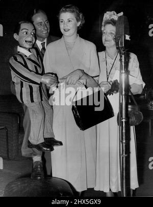 Froh, dass du „in Town to-Night“ bist: Archie beweist, dass er nicht so dumm ist, als er „Miss Australia“, die 19-jährige, honigblonde Sydney-Model Miss Margaret Hughes, in den Studios des Broadcasting House, London, eloquent begrüßt, als sie heute Abend (Samstag) in der „in Town to-Night“-Funktion auftrat. Archie wird von seinem Meister, dem Bauchredner Peter Brough, manipuliert. Mit Miss Hughes ist ihre Begleiter, Frau Joyce Snelling. Miss Australia ist in London auf der Welttournee, die sie als Preisträgerin bei einem Wettbewerb gewonnen hat. 3. Juni 1950. (Foto von Reuterphoto). Stockfoto