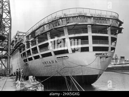 Der Oriana nimmt Gestalt an -- der 40.000-Tonnen-Liner Oriana, der von Vickers-Armstrong für die Orient Line in Barrow-in-Furness, Lancashire, gebaut wurde, wird nun im Herbst fertiggestellt. Sie wurde im vergangenen November von Prinzessin Alexandra gestartet und wird am 3.. Dezember von Southampton aus auf ihrer Jungfernfahrt nach Australien segeln. Sie hat einen vollständig verschweißten Aluminiumüberbau und wird rund £14 Millionen kosten. Hier ist ein Blick auf den Oriana im Ausbaubecken bei Barrow-in-Furness. 21.Mai 1950. (Foto von Reuterphoto). Stockfoto