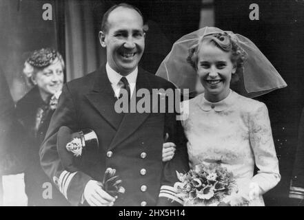 Australian Naval Officer Weds in London. Die Braut und der Bräutigam, die nach der Zeremonie abreisen. Die Ehe zwischen Lieut. Komm. MWST Schmidt. D.S.C. Die Royal Australian Navy und Miss Nanette Harrison fanden in der St. George's Church, Hanover Square, statt. London. Der Bräutigam kommt aus Sydney, die Braut aus London. Mr. Sidney Cotton, auch bekannt in Sydney, gab die Braut weg. 30. Oktober 1944. Stockfoto