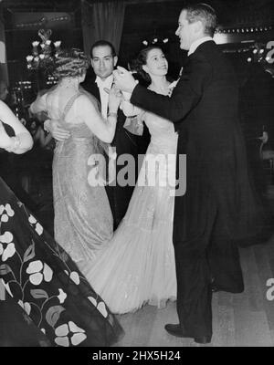 Prinzessin Elizabeth tanzt im Dorchester -- Prinzessin Elizabeth tanzt heute Abend im schwungvollen Abendkleid mit engen Falten beim Midsummer Festival Ball im Dorchester Hotel, London. 27. Juni 1951. (Foto von Reuterphoto). Stockfoto