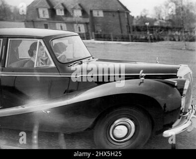 H.M. die Königin fährt ihr Auto, während sie in Windsor ist. Die Passagiere sind Prinzessin Margaret und der Herzog von Edinburgh. 01. Januar 1953. (Foto von Daily Express). Stockfoto