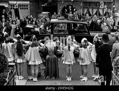 Grüßen und eine Fanfare von Trompeten... Dies war die Szene, als 'Queen Bess' und ihr 'Court' - Children of Acton - die Königin und den Herzog von Edinburgh begrüßten. Die Queen und der Duke winken mit Freude zurück, als sie gestern auf ihrer Krönungsreise durch den Nordwesten Londons langsam an einem offenen Auto vorbei fahren. Den ganzen Tag lang „die Leute“. 05. Juni 1953. (Foto von Daily Mirror). Stockfoto