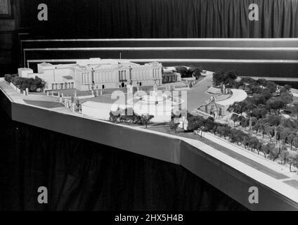 Modelle der Krönungsroute in Ansicht. Modell einer Gesamtansicht des Buckingham Palace, zeigt die Stände errichtet. Das Einkaufszentrum befindet sich auf der rechten Seite. Heute Morgen fand in der Church House Assembly Hall, Westminster, eine Konferenz statt, auf der der Betriebsminister, die RT. Hon. David Eccles, M.P., gab Einzelheiten über das Programm für die Dekoration der Krönungsroute, für die das Arbeitsministerium verantwortlich ist. Eine Reihe von Modellen und Zeichnungen waren zu sehen. 17. Februar 1953. (Foto von Fox Photos). Stockfoto