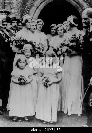 Hochzeit Von Lady May Cambridge Mit Kapitän Henry Abel Smith In Der Dorfkirche Von Balcombe, Sussex. O. die Brautjungfern, die nach der Zeremonie abreisen. Prinzessin Elizabeth befindet sich auf der rechten Seite. 24. Oktober 1931. (Foto von Photopress). Stockfoto