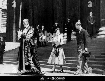 Ein Lächeln für den Herzog... Die Königin lächelt über den Herzog von Edinburgh, als sie unter der Leitung des Oberbürgermeisters von London, Sir Rupert de la Bere, der das traditionelle Schwert trägt, nach dem Krönungsgottesdienst die St. Paul's Cathedral verlassen. 9. Juni 1953. United Press Photo). Stockfoto