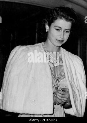 Prinzessin Elizabeth und Leutnant Philip Mountbatten bis Mi; die Prinzessin nimmt an der privaten Dinner Party im Dorchester Hotel Teil. Prinzessin Elizabeth - mit gefalteten Händen - verlässt das Dorchester Hotel nach der Dinner-Party. Nach der Bekanntgabe der Verlobung von Prinzessin Elizabeth mit Leutnant Philip Mountbatten (ehemals Prinz Philip von Griechenland) ging die Prinzessin zu einer privaten Dinner-Party ins Dorchester Hotel in London - und später ging die Party zum Tanzen nach Apsley House. 9. Juli 1947. Stockfoto