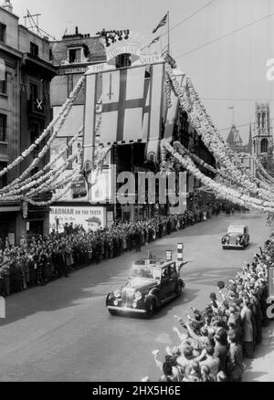 Queen Gets City Willkommen: Fahren Sie nach St. Paul's. Das Auto der Königin, das auf ihrem Weg zur St. Paul's Cathedral die bunt dekorierte Fleet Street entlang fährt. Stadtarbeiter gehörten zu den Tausenden, die die Königin begrüßten, als sie in Begleitung des Herzogs von Edinburgh an ***** vorbeifuhr Vom Buckingham Palace zum heutigen Krönungsgottesdienst in der St. Paul's Cathedral. 9. Juni 1953. Stockfoto