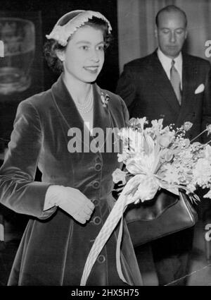 Queen Bei Der Steuben Glass Exhibition. Queen Elizabeth fotografiert während ihres privaten Besuches bei der Steuben Glass Exhibition im Park Lane House, Park Lane, London, heute November 1. Steuben Glas wird in Corning, New York, hergestellt. 1. November 1955. Stockfoto