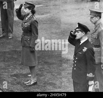 Der König, mit Prinzessin Elizabeth und Lieutenant Mountbatten bei der Verführung des Gedenkens in London. Eine allgemeine Ansicht des Scones im Cenotaph mit Prinzessin Elizabeth, dem König, und Leutnant Philip und Monitoren des Kabinetts auf der linken Seite. Der König, der von Prinzessin Elisabeth und ***** begleitet wurde Philip Mountbatten - die am 20.. November in Westminster geheiratet werden soll - nahm am jährlichen Gedenkgottesdienst im Cenotaph Teil, dem Schrein Großbritanniens zu ihrem Kriegstoten von zwei Weltkriegen in Whitehall, London, wo sie Kränze am Fuß der Gedenkstätte niederlegten. 9. November 1947. Stockfoto