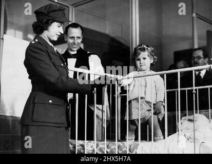 Prinzessin Elizabeth Präsentiert Australian Cot. Prinzessin Elizabeth und die 18 Monate alte Judith Cryer, die erste Patientin, die das Kinderbett besetzen. S.R.H. Prinzessin Elizabeth präsentierte heute Nachmittag im Namen der Girl Guides of South Australia ein Kinderbett im Guy's Hospital. 19.Mai 1945. (Foto von London News Agency Photos Ltd.). Stockfoto