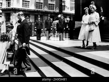 Königliche Familie in St. Paul's. Die Königin und der Herzog von Edinburgh gefolgt von der Königin Mutter und Prinzessin Margaret, verlassen St. Paul's Cathedral nach dem Krönungsgottesdienst. 9. Juni 1953. (Foto von United Press Photo). Stockfoto