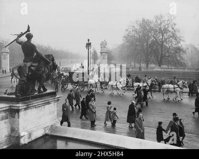 Krönungsprozession. Das Ende der Probe der Staat Landau kommt am Buckingham Palace an, gefolgt von der Band und den Gardisten, nachdem er das Einkaufszentrum entlang gefahren ist. Die mit den Krönungsprozessionen verbundenen Wachbeamten und Beamten haben heute Morgen, am 23. November, ab 7:30am Uhr, einen von acht Windsor Grays, einer Kapelle und Abteilungen von Wachmännern gezogenen Landau über die Route der zweiten Hälfte der Krönungsprozession getaktet. 23. November 1952. (Foto von Associated Press Photo). Stockfoto