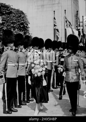 Die Königin in Glasgow. Die Königin inspiziert die Reihen des ersten Bataillons der schottischen Wachen bei ihrer Ankunft in den City Chambers, Glasgow. Gestern besuchte Ihre Majestät Glasgow, als sie ihren Krönungsbesuch in Schottland fortsetzte. 26. Juni 1953. (Foto von Paul Popper Ltd.). Stockfoto