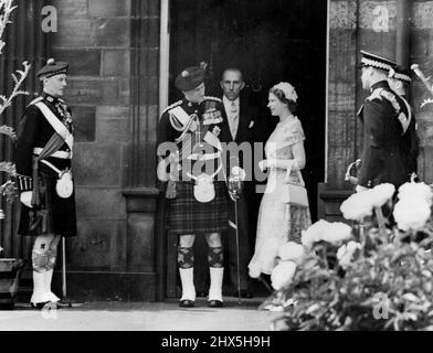 Duke Trägt Den Kilt. Der Herzog von Edinburgh, der die neuen, gestrobten Nummer-1-Offiziere trägt, kleidet sich als Oberst der Königin, Cameron Highlanders, und plaudert mit der Königin im Palast von Holyrood-Haus hier, wo die Königin den 1. neue Farben präsentierte. Bataillon, Argyll und Sutherland Highlanders. 27. Juni 1953. (Foto von Planet News Ltd.). Stockfoto