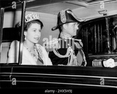 Duke trägt den aufgespannten Hut seines Admirals - Fahrt vom Palast mit Königin der Königin und dem Herzog von Edinburgh, der den aufgespannten Hut seines Admirals trägt, Fahrt vom Buckhingham Palace bis zur Nacht (Freitag), um am Abendessen des Premierministers im Lancaster House, St. James, London, teilzunehmen. 5. Juni 1953. (Foto von Reuterphoto). Stockfoto