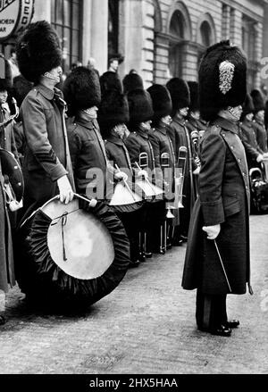 Draped Drums of HE Guards bei der Zeremonie der Proklamation Irish Guardsmen, die Trommeln drapierten, waren in der Temple Bar, als die Proklamation des Beitritts von Königin Elizabeth II. Dort von portcullis PURSUIVANT-of-Arms (der Meister von Sinclair) vorgelesen wurde. In der Abbildung ist 6 ft. 7 ins Sergeant der irischen Garde, höchster Mann im Regiment. 8. Februar 1952. (Foto von Fox Photos). Stockfoto