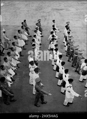 Marsch vorbei an den Kolonien. Colonial Contingenents, jeweils in markantem Gewand, ziehen heute (Samstag) bei einer vollständigen Generalprobe ihres krönungsmarsches im Royal Artillery Depot in Woolwich, London, vorbei. Die Koloniale werden in der Rückkehr Krönungszeremonie marschieren, wenn die Königin aus der Abtei fährt. 23.Mai 1953. (Foto von Reuterphoto). Stockfoto