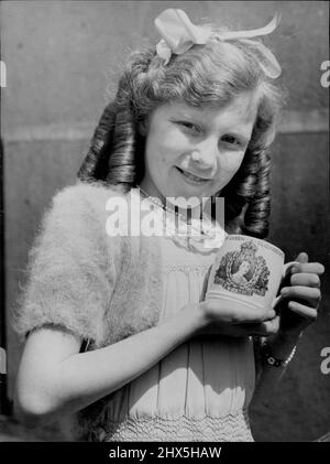 Queen's Choice als Krönungs-Souvenir für Kinder. Der Spode-Copeland Krönungsbecher, den die Königin als persönliches Krönungsgeschenk für alle Kinder der Arbeiter auf den königlichen Estates ausgewählt hat. Für diese Kinder wurden 760 Tassen in den Spode-Copeland-Werken in Stoke-on-Trent bestellt, 400 davon in Sandringham, 170 in Balmoral, 176 in Windsor und 14 im Buckhingham Palace. 12.Mai 1953. (Foto von Reuterphoto). Stockfoto