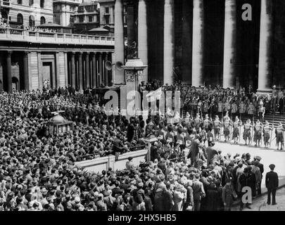 Die Menge Der Stadt Hört Die Krönung Verkündet. Tausende von Menschen hören heute, wie Clarenceux, König der Waffen, Sir Arthur Cochrane, die Proklamation von den Stufen der Royal Exchange, City, liest. Gesehen gegenüber den Stufen in einer Reihe von Hikemen der Honourable Artillery Company. Mit einem jahrhundertealten Zeremoniell wurde heute (Samstag) in London das Krönungsdatum von Königin Elizabeth II., 2. Juni 1953, ausgerufen. 7. Juni 1952. (Foto von Reuterphoto). Stockfoto