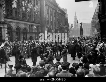 Cheer Queen Elizabeth II. Die Szene der Prunk in der Chancery Lane, als der Oberbürgermeister und der Ratsherr der City of London ihre Hüte erheben, um die neue britische Königin nach der Lesung der Proklamation anzufeuern. Im Hintergrund ist Temple Bar zu sehen, bei dem die Portcullis PURSUIVANT die Aufnahme in die Stadt forderten, um ihre königliche Majestät Königin Elisabeth II. Zu verkünden Die Proklamation wurde zum ersten Mal im Palast des Hl. Jakobus verlesen. 8. Februar 1952. Stockfoto