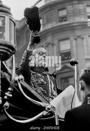 Verkündet Elizabeth Queen. Raiding seinen Hut, die Lancaster Herald, Mr. A.G.B. Russell nennt Gott Save the Queen', nachdem er die traditionelle Proklamation über den Beitritt von Königin Elizabeth II. Am Charing Cross gelesen hatte. Die Proklamation, die zuerst im St. James's Palace gelesen wurde, wurde danach in verschiedenen Teilen der City of London gelesen. 8. Februar 1952. (Foto von Planet News Ltd.). Stockfoto