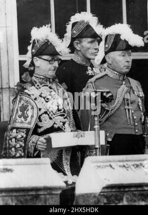 Elizabeth Ernannte Die Königin. Strumpfhalter König der Waffen Sir George Bellew liest die erste öffentliche Proklamation über den Beitritt von Königin Elizabeth, vom Balkon des Friary Court, St. James's Palace. An seiner linken Hand ist der Herzog von Norfolk, Earl Marshal. 8. Februar 1952. (Foto von Planet News Ltd.). Stockfoto