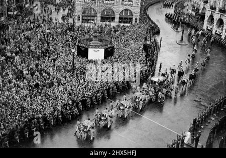 Die Krönung: Der Staatsbus bei der großen Prozession, die durch die riesigen Menschenmassen im Piccadilly Circus, London, auf der Rückfahrt zum Buckingham Palace fährt. 02. Juni 1953. (Foto von Sport & General Press Agency, Limited) Stockfoto