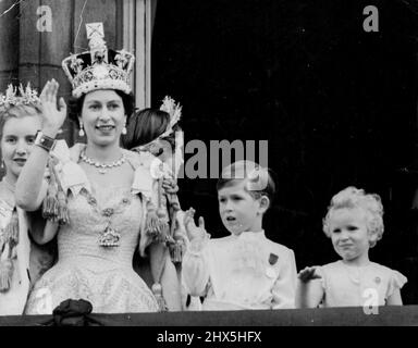 Gekrönte Königin und ihre Kinder winken vom Palastbalkon -- lächelnd und mit der Kaiserlichen Staatskrone bekleidet, wird die Königin von ihren Kindern, Prinz Charles und Prinzessin Anne, begleitet, indem sie nach der heutigen Krönung (Dienstag) vom Balkon des Buckingham Palace zu den jubelnden Massen vor dem Palast winkt. Links, hinter der Königin, ist Lady Anne Coke, eine der sechs Ehrenmädchen der Königin bei der Krönung. Als die Königin, der Herzog von Edinburgh und andere Mitglieder der königlichen Familie auf dem Balkon auftauchten, flogen 168 Düsenjäger in der Begrüßung der Royal Air Force an den neu gekrönten Souverän über. Juni Stockfoto