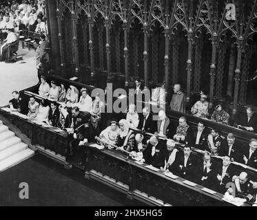 Der Krönungsgottsdienst – Königin Elizabeth II. Wurde heute in der Westminster Abbey gekrönt. Gäste in der Abtei. 02. Juni 1953. (Foto von Associated Newspapers). Stockfoto