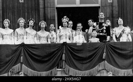 Die königliche Familie Beobachten Sie die Fly-Past vom Balkon des Palastes aus - die Königin, die die imperiale Staatskrone trägt, Prinz Charles, Prinzessin Anne und der Herzog von Edinburgh, beobachten die Düsenflugzeuge in der Hommage an die frisch gekrönte Königin am Krönungstag. Vier der Ehrenmädinnen sind links (von links nach rechts) Lady Jane-Heathcote-Drummond-Willoughby; Lady Anne Coke; Lady Mary Baillie-Hamilton und Lady Jane Vane-Tempest-Stewart. 02. Juni 1953. (Foto von Pressebilder Combine). Stockfoto