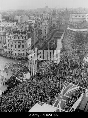 Die Krönungsprozession kehrt nach der Krönung der Königin zurück -- Commonwealth-Kontingente, die entlang der Cockspur Street, nahe dem Trafalgar Square, während der Rückprozession von Westminster Abbey nach der Krönung von Queen Elizabeth heute (Donnerstag) vorbeiziehen. 02. Juni 1953. Stockfoto