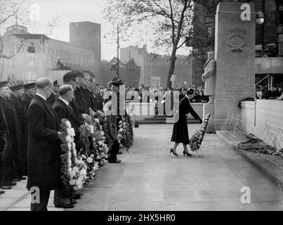 Queens Ehrt Händler Navy War Dead. Nachdem die Queen im November 5 das erweiterte Merchant Navy Memorial auf dem Tower Hill in der Nähe des Tower of London enthüllt hatte, legt sie dort einen Kranz nieder. In neuen Panels werden die Namen von mehr als 24.000 Männern und Frauen der Handels- und Fischereiflotten aufgezeichnet, die im Zweiten Weltkrieg ihr Leben verloren haben und kein bekanntes Grab haben. Der Erzbischof von Canterbury weihte das Denkmal und 18 Kränze wurden gelegt, die ersten drei von der Königin, dem Herzog von Edinburgh und dem Herzog von Gloucester. 15. Oktober 1955. (Foto von Associated Press Photo). Stockfoto