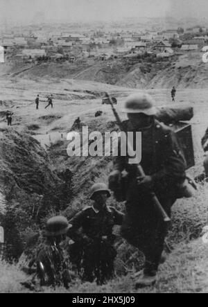 Deutscher Infanteriesturm Auf Einem Hügel am Stadtrand Von Stalingrad -- Dieses Bild wurde heute, 9. Oktober, in London aufgenommen. Durch eine neutrale Quelle, zeigt, nach der Nazi-Zensur-genehmigten Bildunterschrift. Die deutsche Infanterie erobert den Hügel 102 - Einen starken Punkt zwischen der Stadt selbst und ihren Industrievororten. Dies ist einer der Stärken der heftigen Kämpfe in Stalingrad, die täglich - manchmal stündlich - die Hände gewechselt haben. 28. Dezember 1942. (Foto von Associated Press Photo). Stockfoto
