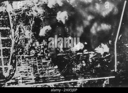 Rauch steigt über Stalingrad -- Rauchwolken steigen aus belagertem Stalingrad auf in diesem Luftbild, das London und die Vereinigten Staaten über neutrale Quellen erreichte, hält die russische Stadt trotz wiederholter deutscher Bombenangriffe wie dieser immer noch aus. Weiße Markierungen auf dem Foto wurden nicht erklärt. 27. September 1942. (Foto von AP Wirephoto). Stockfoto