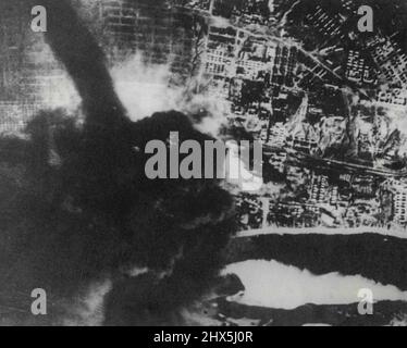 Stalingrad - wie vom deutschen Bomber aus gesehen - ein Bild, das von einer deutschen Bombenflamme während eines Luftangriffs auf die Stadt aufgenommen wurde und riesige Rauchwolken zeigt, als die Hon-Bomben platzten. Trotz ingessanter Land- und Luftangriffe kämpft Stalingrad immer noch zurück. 21. September 1942. (Foto von Keystone). Stockfoto
