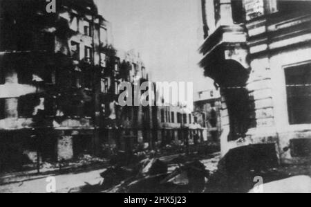Was die Russen verteidigen - in dieser Straße in Stalingrad bleiben nur noch Granaten von Gebäuden, die von den Russen in einer mehr als zweimonatigen Belagerung tapfer verteidigt wurden. Gebäude wurden von Luftbomben getroffen. 26. Oktober 1942. (Foto von AP Wirephoto). Stockfoto