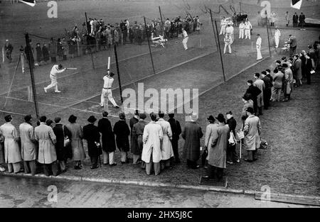 Die Australier bei Lords -- Eine allgemeine Ansicht des australischen Teams bei den Nets. Mitglieder des australischen Teams besuchten Lords und trotz des schlechten Wetters, waren bald aus, um etwas lockerndes Training an den Netzen zu bekommen. An den Nets - Australian Test Cricketspieler nutzen jede Gelegenheit, sich vor ihren Spielen aufzulockern. Hier sind sie am Tag vor dem Worcester-Spiel an den Netzen. 17. April 1948. (Foto von Sports & General Press Agency Limited). Stockfoto