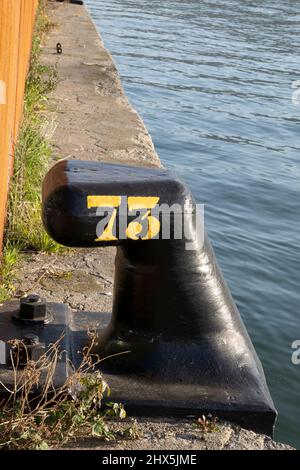 Metallverankerung für Freizeitboote in der Marina Stockfoto