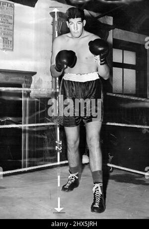 Treffen Sie ihn gerne in der Ring Fearsons-Perspektive für einen Boxer - den massiven 7 Fuß 2 Zoll südafrikanischen Schwergewicht Ewart Potgieter, der in Brighton, Sussex, trainiert, für seinen ersten Kampf in England in White City, London, am 13. September. Ewart, bekannt als „Potty“ seine Chancen in zwei Runden oder Verlust. 05. August 1955. (Foto von Reuterphoto). Stockfoto