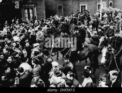 Mounties Clear Crowd from Mosley Treffen berittene Polizisten räumen einen Teil der Menge ab, nachdem sie bei einem Treffen von Sir Oswald Mosley, dem britischen faschistischen Führer an der Hertford Road, eine Störung gemacht hatten. Im Londoner East End, heute am 1. Mai. Die Faschisten hielten das Treffen nach einem marsch durch London ab. Die Polizei sperrte einige der Menge ein. 14.Mai 1947. (Foto von Associated Press Photo). Stockfoto