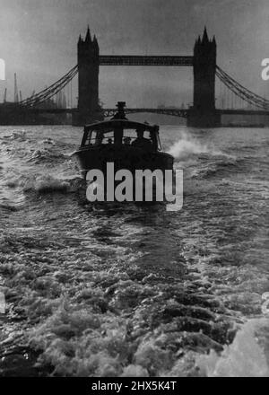 Die Polizei der Themse eine Abendstudie auf der Themse: Ein Polizeiboot mit hoher Geschwindigkeit, im Hintergrund die Tower Bridge. Der älteste Teil der Londoner Metropolitan Police Force, die Thames River Police, wurde 1798 gegründet. 1839, zehn Jahre nachdem Sir Robert Peel seine Polizei gebildet hatte, schlossen sich die beiden zu der Metropolitan Police zusammen, wie wir sie heute kennen. Die River Police Station at Wapping ist auf dem Gelände von Londons ältestem Gericht - dem „Thames Police Court“ - gebaut. Obwohl sie scharf nach Übeltätern Ausschau halten, wird die River Police häufiger eingesetzt Stockfoto