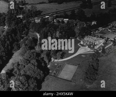 Eine Luftaufnahme des Allanbay Park, Binfield, in der Nähe von Barkshire, dem Zuhause von Major John Wills, bei dem Prinzessin Margaret und Gruppenkapitän Peter Townsend zu Gast waren. 16. Oktober 1955. (Foto von Daily Mirror). Stockfoto