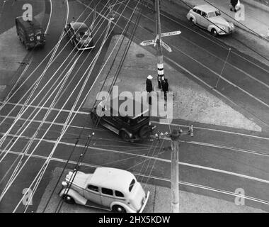 Verkehrskontrolle am Knotenpunktes Krähennest. 09. Oktober 1941. (Foto von Bob (Robert) Rreis/Fairfax Media). Stockfoto