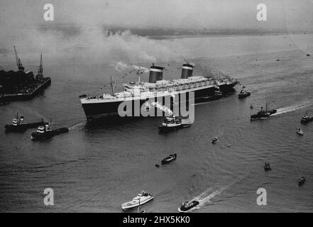 Vereinigte Staaten Docks at Southampton -- Luftansicht des neuen Blue Riband Holder, USA, während sie sich dem Ozeanterminal Southampton, *****, nähert . Zu den Melodien des "zerlungenen Banners" und "god save the Queen" dockte das 53.000-Tonnen-amerikanische Linienschiff, USA, heute um 6 Uhr einen Southampton an. Tot pünktlich. Nach ihrer Rekordfahrt über den Atlantik wurde das Schiff von 20.000 Menschen mit wildem Enthusiasmus begrüßt. Es war der größte Empfang seit der Jungfernfahrt der Königin Maria im Jahr 1936. Sirenen schellten, Fahnen winkten, Raketen ragten in die Luft und farbige Luftschlangen schossen Stockfoto