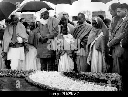 Zwei Stunden vor der Vereidigung als erster Präsident der indischen Republik steht Dr. Rajendra Prasad im Gebet vor Mahatma Gandis Samadhi in Rajghat und ruft den Segen des Vaters der Nation für die neue Ära an, die beginnt. Links steht Sardar Vallabhbhai Patel. - PIB. 08. März 1950. (Foto von Press Information Bureau) Stockfoto