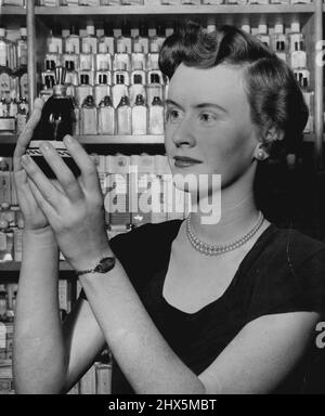 Demure - dieser Rotschopf mit grünen Augen sucht nach einem frischen und zierlichen Parfüm. 25.Mai 1950. Stockfoto