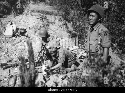 Amerikaner japanischer Vorfahren schießen auf deutsche Scharfschützen in Italien -- US-Soldaten japanischer Abstammung feuern einen Mörser in die Hügel an der italienischen Front, wo deutsche Scharfschützen aktiv sind. Die Soldaten gehören dem berühmten Infanterie-Bataillon der Alliierten Fünften Armee von 100. an, das fast ausschließlich aus Amerikanern japanischer Abstammung aus Hawaii besteht. Die Soldaten der 100 Jahre haben bereits Far Gallantry als Einheit von US-Leutnant Mark W. Clark, Kommandeur der 5. Alliierten Armee, als Einheit angeführt und neun Distinguished Service Crosses, 44 Silver Stars und drei Logion of Merit Medals gewonnen. Tausend der Bataillone Männer Stockfoto