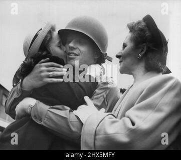 In einer offiziellen Parade marschierten Soldaten des 8. Regimental-Kampfteams der United States Army Fourth Infantry Division in New York City, bevor sie an Bord von Transporten nach Europa nahmen. Sie hatten eine spezielle Ausbildung zur Vorbereitung auf den Beitritt zur Verteidigung der Länder der Organisation des Nordatlantikvertrags unter General Dwight D. Eisenhower, Oberster alliierter Kommandant, Europa, absolviert. Etwa 100.000 Zuschauer, darunter Vertreter oder die NATO-Länder, verabschieden sich von den Soldaten. General J. Lawton J. Collins, Stabschef der US-Armee, sagte den Truppen in einer Botschaft, dass "wo amerikanisch Stockfoto