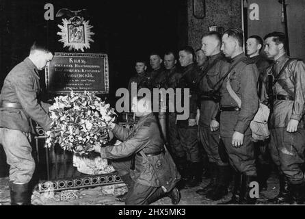 Leningrad: Das Grab eines der größten russischen Militärführer, ***** Großherzog Golenischtschew-Kutusow, unter dessen Führung Napoleons Grande Armee 1812 zerstört wurde. Das ***** Wird häufig von Soldaten der Roten Armee besucht. 22. Februar 1944. (Foto von Pictorial Press) Stockfoto